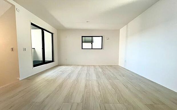 《リビングダイニング》 ■開放的で広いリビング。のびのびとくつろげるリビングは、家族のコミュニケーションの場として、みんなが集まる快適な場所に。