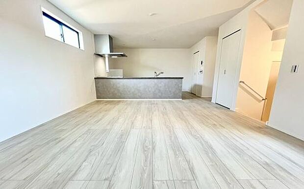 《リビングダイニング》 ■上質な時間を育む暮らしのメインステージ。寛ぎとご家族とのコミュニケーションを育む居心地のよい場所。この明るい空間は家族に安らぎを与えて、落ち着いた心地よい空間になるでしょう。