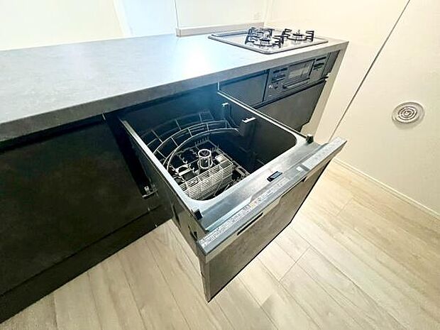 《食器洗い乾燥機》 ■食事後もゆっくり過ごせる食器洗い乾燥機を設置。手洗いよりもキレイに洗え、節水にもなります。