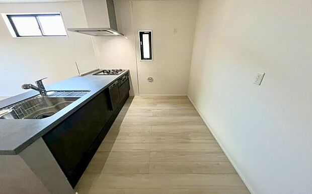 《ダイニングキッチン》 ■家族が集う楽しく親子の会話も弾む対面キッチン。明るく清潔で使い勝手のいいキッチンには、いつも家族の笑顔があふれています。