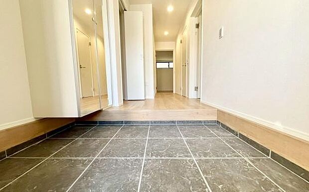 《玄関》 ■玄関を開けると、エントランスホールがお出迎え。上がりがまちやシューズボックスがゆったりと構え、心地よさに包まれます。