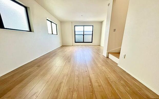 《リビングダイニング》 ■開放的で広いリビング。のびのびとくつろげるリビングは、家族のコミュニケーションの場として、みんなが集まる快適な場所に。