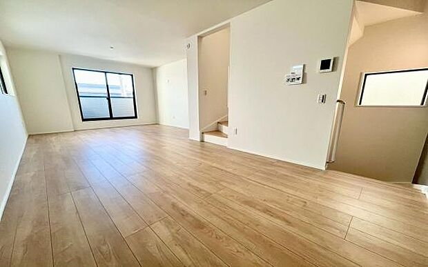 《リビングダイニング》 ■上質な時間を育む暮らしのメインステージ。寛ぎとご家族とのコミュニケーションを育む居心地のよい場所。この明るい空間は家族に安らぎを与えて、落ち着いた心地よい空間になるでしょう。