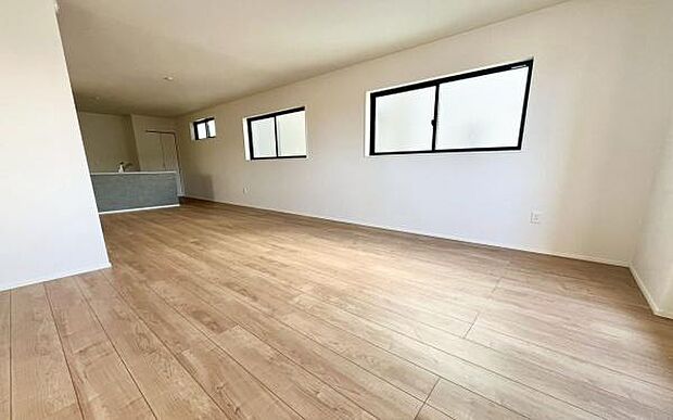 《リビングダイニング》 ■大画面TVも余裕、インテリアプランが考えやすいワイドなリビング。