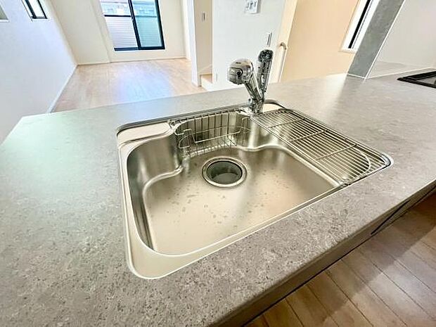 《キッチン》 ■ステンレス製シンク。幅と奥行きがありますので、食器洗時のストレスも減りそうです。