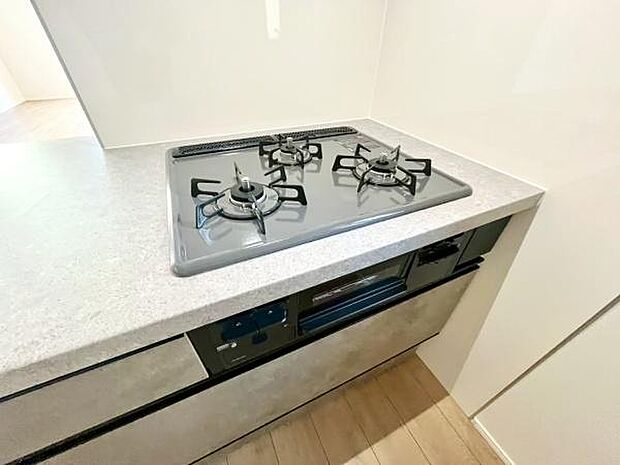 《三口ガスコンロ》 ■毎日料理をする方、家族の分まで作られる方には必須の三口ガスコンロ。同時進行が可能で効率よく、楽しく料理ができます