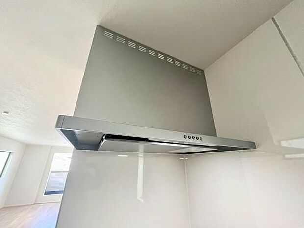 《レンジフード》 ■調理中の油煙やニオイを効率よく吸引するレンジフード。稼働音も静かです。