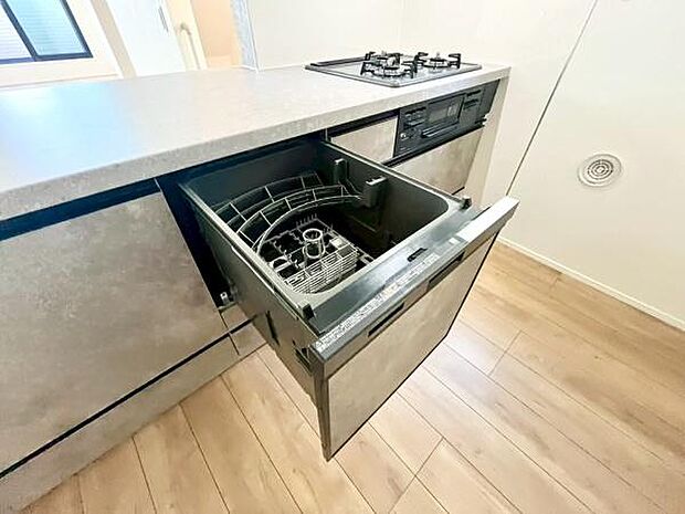 《食器洗い乾燥機》 ■食事後もゆっくり過ごせる食器洗い乾燥機を設置。手洗いよりもキレイに洗え、節水にもなります。