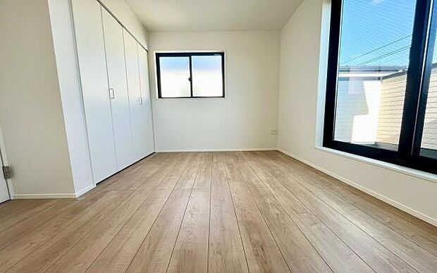 《寝室》 ■朝から日差しいっぱい、早起きしたくなる洋室。ベッドを置いてもゆとりを感じられる。窓からの朝日が心地よい目覚めへと誘います。ゆとりある広さを確保し、心地よいプライベートタイムを演出します。