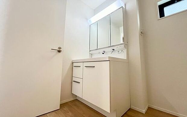 《洗面化粧台》 ■使いやすいシャープなデザインの洗面化粧台。