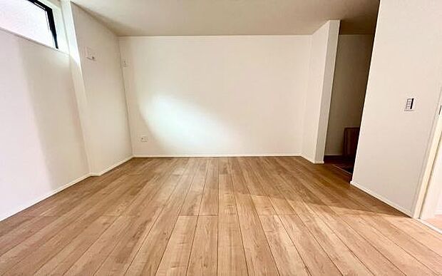 《洋室》 ■型にはまらない多才なプライベートルーム。くつろぎの場としてだけでなく、趣味や仕事のパーソナルスペースとしても活躍する、ゆったりした寝室。個の時間をたっぷり楽しめる快適空間です。