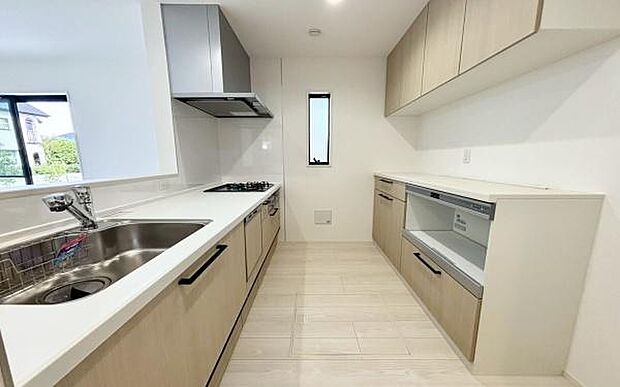 《システムキッチン》 ■お手入れしやすくきれいなキッチン。お料理の始めから後片付けまで楽しい時間になりそうです。