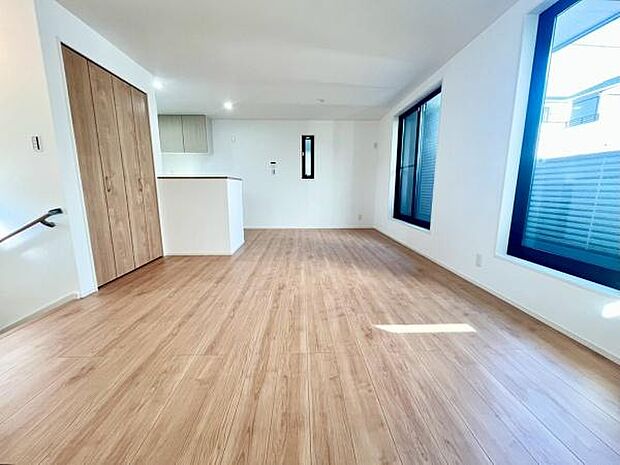 《リビングダイニング》　■上質な時間を育む暮らしのメインステージ。寛ぎとご家族とのコミュニケーションを育む居心地のよい場所。この明るい空間は家族に安らぎを与えて、落ち着いた心地よい空間になるでしょう。