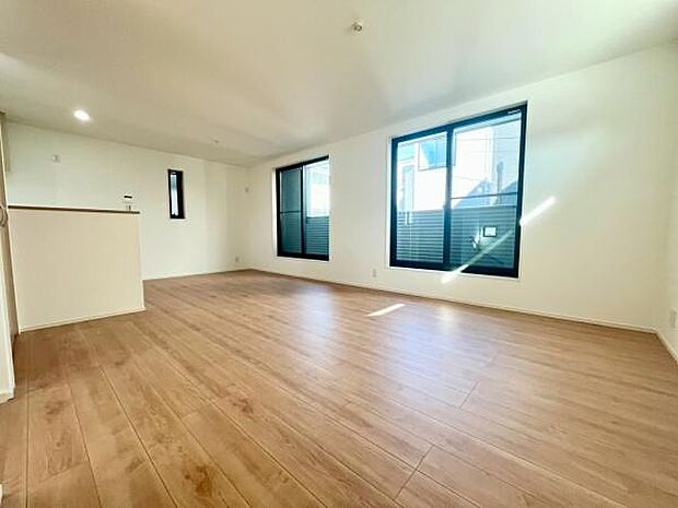 《リビングダイニング》　■豊かな光が照らすこの場所は、たわいもない会話を楽しみ、ゆったりとした時間を過ごす場所。家族の日常が刻まれる大切な空間です。自然光に溢れるこの空間はリフレッシュにピッタリです。