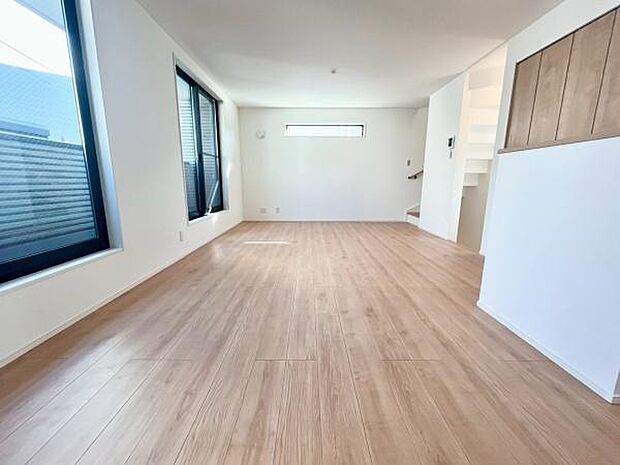 《リビングダイニング》　■家族が自然と集まって、思い思いにくつろぎ、遊び、語らう、やすらぎの空間。