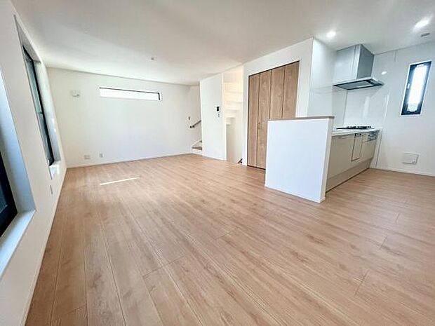 《リビングダイニング》　■開放的で広いリビング。のびのびとくつろげるリビングは、家族のコミュニケーションの場としてみんなが集まる場所に。