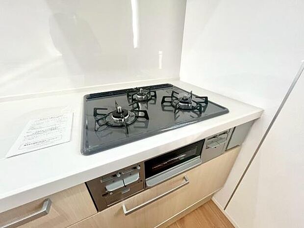 《三口ガスコンロ》 ■毎日料理をする方、家族の分まで作られる方には必須の三口ガスコンロ。同時進行が可能で効率よく、楽しく料理ができます。