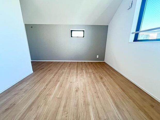 《寝室》　■心地よい眠りへといざなうしっとりと落ち着いた雰囲気の寝室。収納豊富で寝室をいつもすっきりさせてくれます。