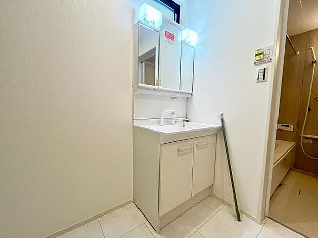 《洗面化粧台》　■使いやすいシャープなデザインの洗面化粧台。