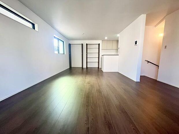 《リビングダイニング》 ■開放的で広いリビング。のびのびとくつろげるリビングは、家族のコミュニケーションの場としてみんなが集まる場所に。