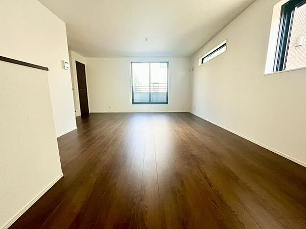 《リビングダイニング》 ■上質な時間を育む暮らしのメインステージ。寛ぎとご家族とのコミュニケーションを育む居心地のよい場所。この明るい空間は家族に安らぎを与えて、落ち着いた心地よい空間になるでしょう。