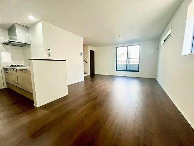 《リビングダイニング》 ■豊かな光が照らすこの場所は、たわいもない会話を楽しみ、ゆったりとした時間を過ごす場所。家族の日常が刻まれる大切な空間です。自然光に溢れるこの空間はリフレッシュにピッタリです。