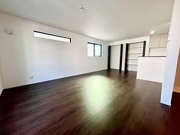 《リビングダイニング》 ■家族が自然と集まって、思い思いにくつろぎ、遊び、語らう、やすらぎの空間。