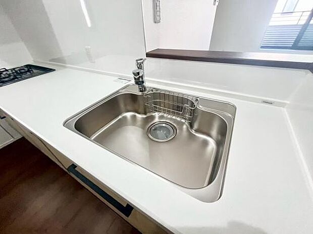 《キッチン》 ■ステンレス製シンク。幅と奥行きがありますので、食器洗時のストレスも減りそうです。