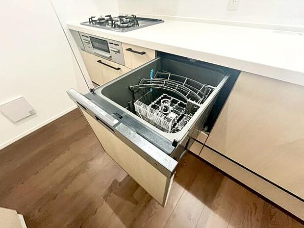 《食器洗い乾燥機》 ■食事後もゆっくり過ごせる食器洗い乾燥機を設置。手洗いよりもキレイに洗え、節水にもなります。
