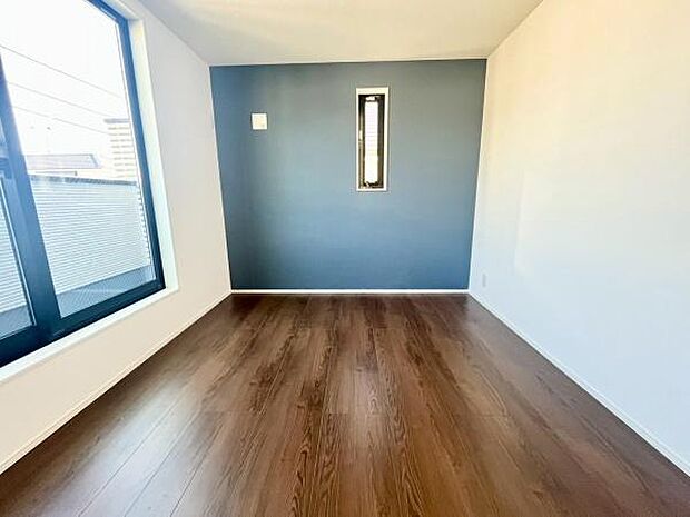 《寝室》 ■心地よい眠りへといざなうしっとりと落ち着いた雰囲気の寝室。収納豊富で寝室をいつもすっきりさせてくれます。