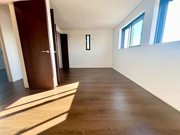 《子供部屋》 ■机とべットを入れても十分な広さ、お子様の勉強部屋に。グングンと成績UPの予感が。