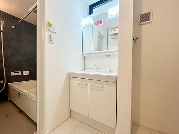 《洗面化粧台》 ■使いやすいシャープなデザインの洗面化粧台。