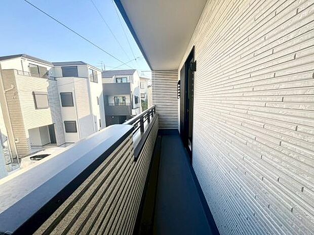 《バルコニー》 ■陽当りも良く、洗濯物も良く乾きそうです。