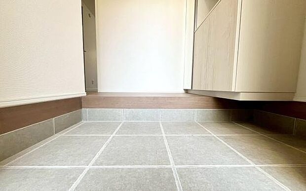 《玄関》 ■玄関を開けると、エントランスホールがお出迎え。上がりがまちやシューズボックスがゆったりと構え、心地よさに包まれます。