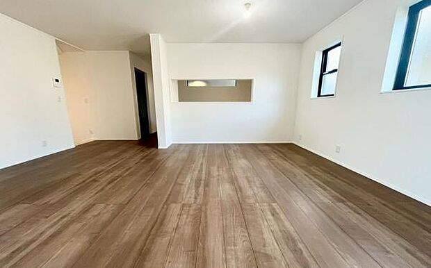 《リビングダイニング》 ■豊かな光が照らすこの場所は、たわいもない会話を楽しみ、ゆったりとした時間を過ごす場所。家族の日常が刻まれる大切な空間です。自然光に溢れるこの空間はリフレッシュにピッタリです。