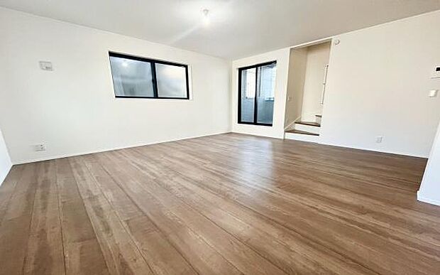 《リビングダイニング》 ■家族が自然と集まって、思い思いにくつろぎ、遊び、語らう、やすらぎの空間。隣室との間仕切りを開け放てばより一層開放的な空間に。