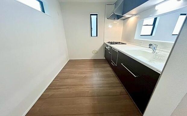 《キッチン》 ■家族が集う楽しく親子の会話もはずむキッチン。明るく清潔で使い勝手のいいキッチンには、いつも家族の笑顔があふれています。食洗器があるのも嬉しいですね。