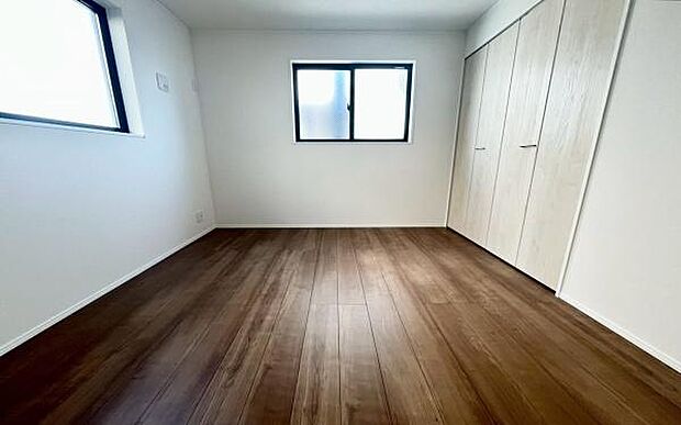 《寝室》 ■心地よい眠りへといざなうしっとりと落ち着いた雰囲気の寝室。収納豊富で寝室をいつもすっきりさせてくれます。