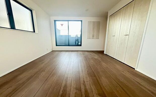 《子供部屋》 ■机とべットを入れても十分な広さ、お子様の勉強部屋に。グングンと成績UPの予感が。