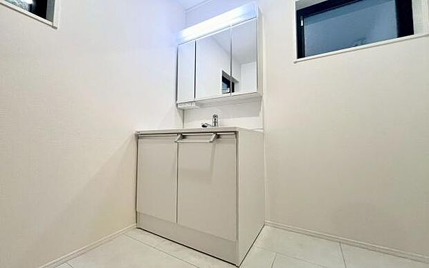 《洗面化粧台》 ■使いやすいシャープなデザインの洗面化粧台。