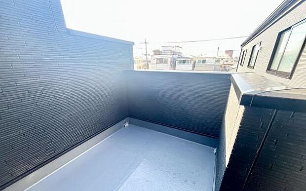 《バルコニー》 ■さわやかな風が通り暖かい光がふりそそぐバルコニー