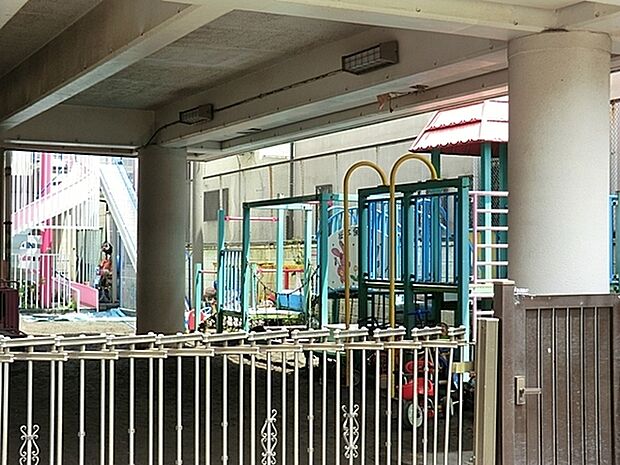 桜本保育園まで694m、生後6ヶ月から小学校就学時未満 月から土 7:00から18:00 ただし、18:00から20:00の延長保育有