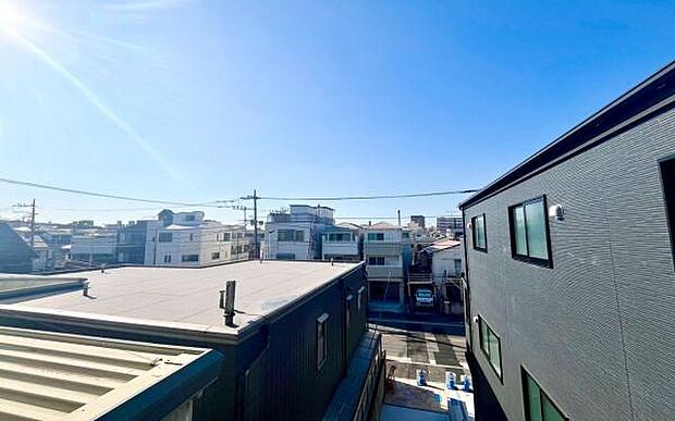 《眺望》 ■目の前には気持ちの良い青空が広がります。開放的で開けた空間が望めます。