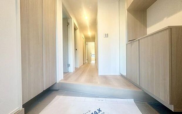 《玄関》 ■玄関を開けると、エントランスホールがお出迎え。上がりがまちやシューズボックスがゆったりと構え、心地よさに包まれます。