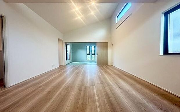 《リビングダイニング》 ■豊かな光が照らすこの場所は、たわいもない会話を楽しみ、ゆったりとした時間を過ごす場所。家族の日常が刻まれる大切な空間です。自然光に溢れるこの空間はリフレッシュにピッタリです。