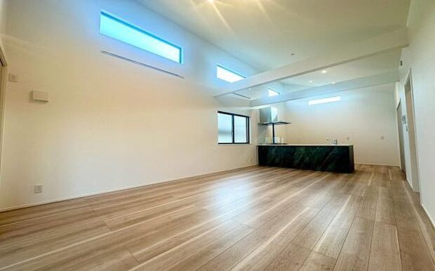 《リビングダイニング》 ■大画面TVも余裕、インテリアプランが考えやすいワイドなリビング。家族がしぜんに集まる広さ、お子様が思わず走り出す大空間。