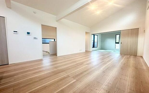 《リビングダイニング》 ■上質な時間を育む暮らしのメインステージ。寛ぎとご家族とのコミュニケーションを育む居心地のよい場所。家族の笑顔と何気ない会話がいつまでも絶えないそんな素敵な空間の予感がします。