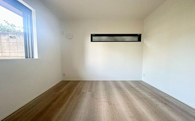 《子供部屋》 ■明るい陽の差す居室。子供部屋にもちょうど良さそうですね。