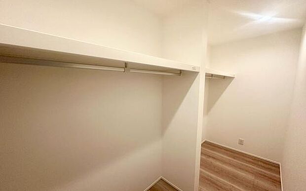 《ウォークインクローゼット》 ■大容量のウォークインクローゼットをご用意。衣類だけでなく、遊び道具やトランクなどの旅行用品の収納にも重宝します。