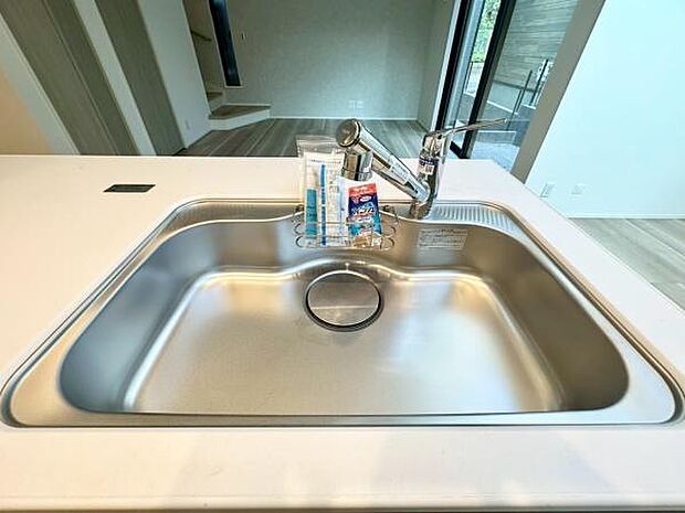 《キッチン》 ■ステンレス製シンク。幅と奥行きがありますので、食器洗時のストレスも減りそうです。